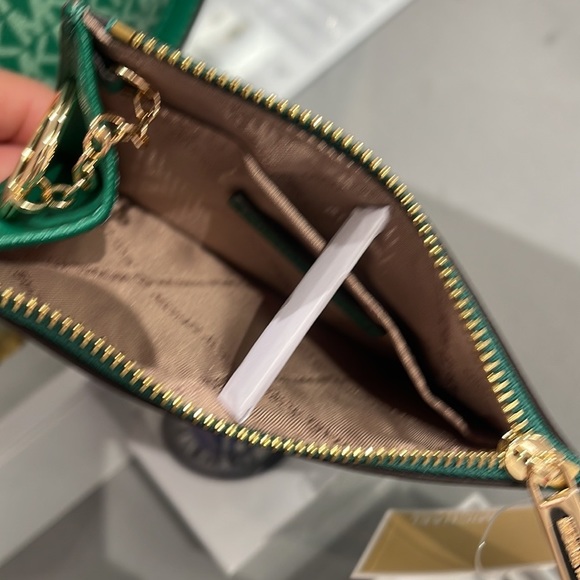 MICHAEL KORS SMALL TOP ZIP COINPOUCH WITH ID PALMETTO GREEN COLOR
NWT - Picture 2 of 16